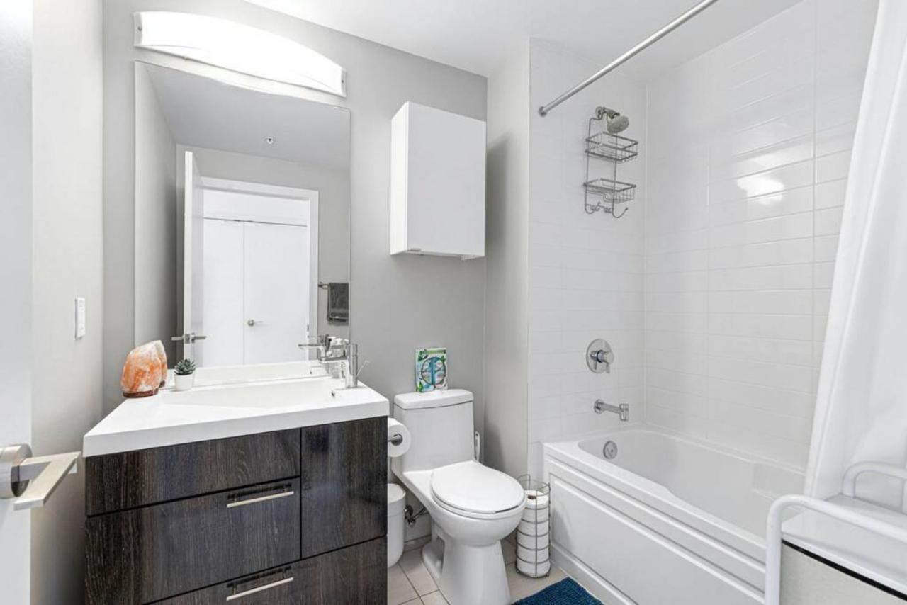 Comfy 2 Bedroom 2 Ba Ent District Work From * Toronto