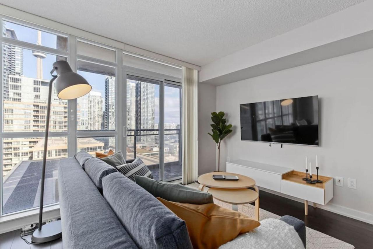 Work From With Parking Wifi And Cn Tower View Holiday home Toronto