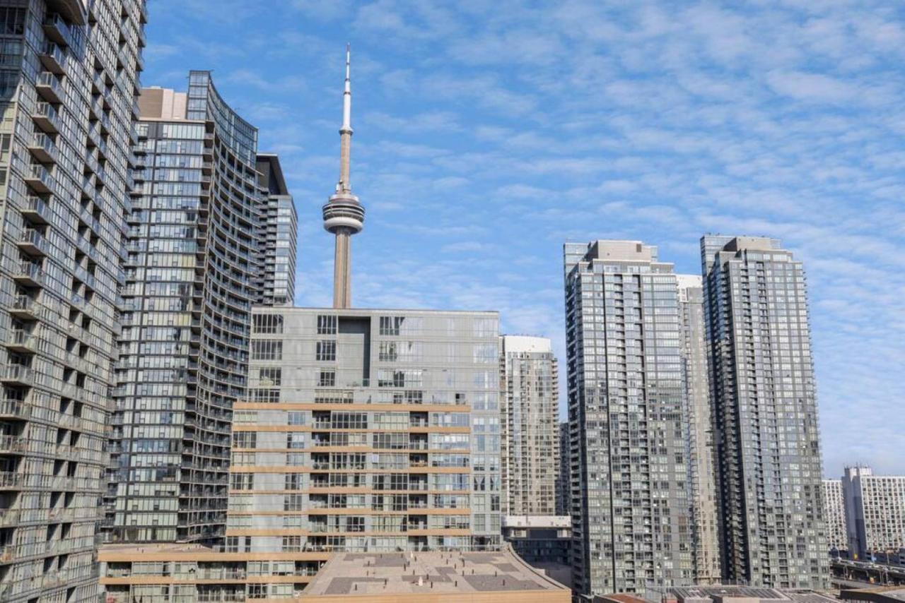 Work From With Parking Wifi And Cn Tower View