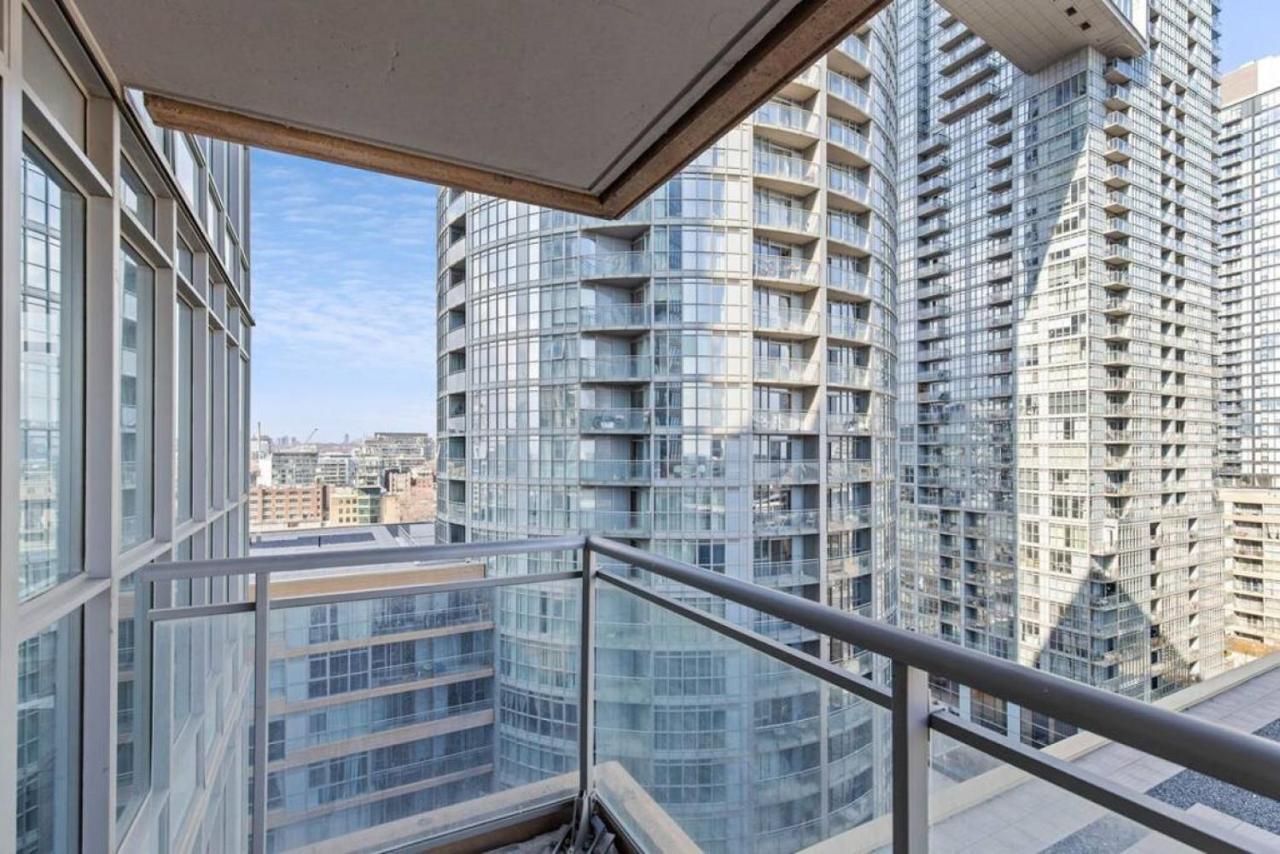 Holiday home Work From With Parking Wifi And Cn Tower View Toronto