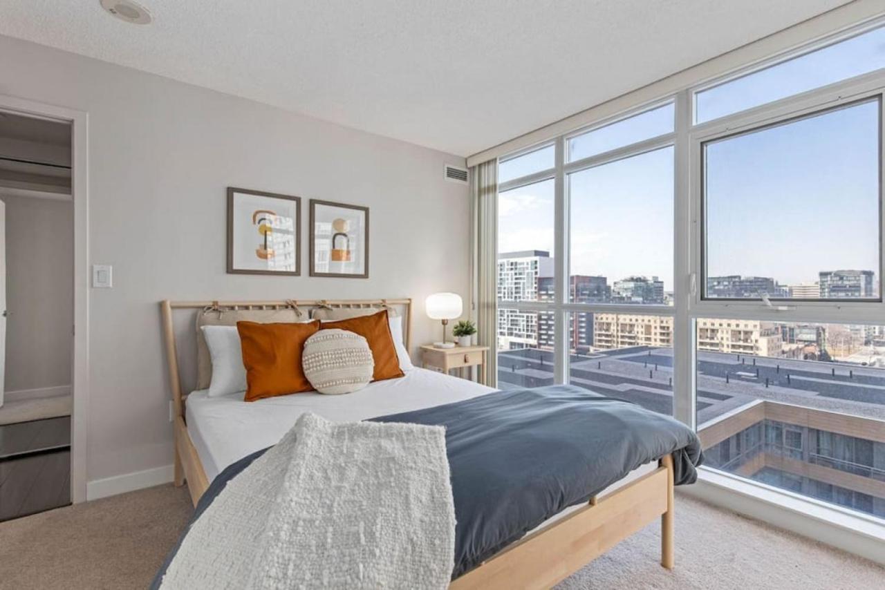 Work From With Parking Wifi And Cn Tower View * Toronto