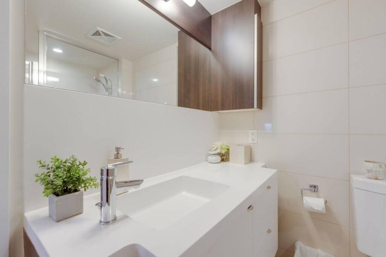 Holiday home Lux 2br 1ba Steps To Cn Tower W Parking Included Toronto