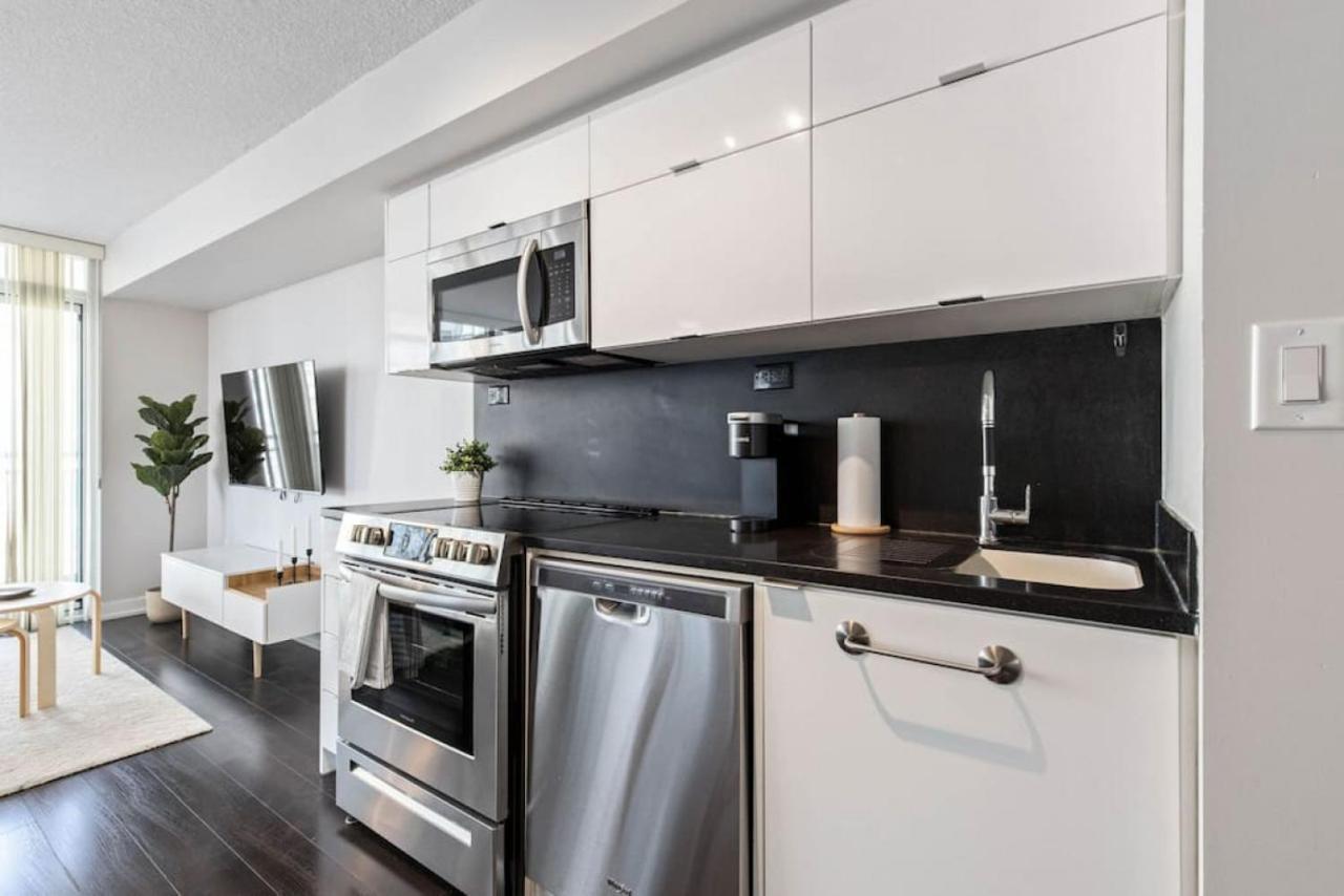 Work From With Parking Wifi And Cn Tower View Holiday home