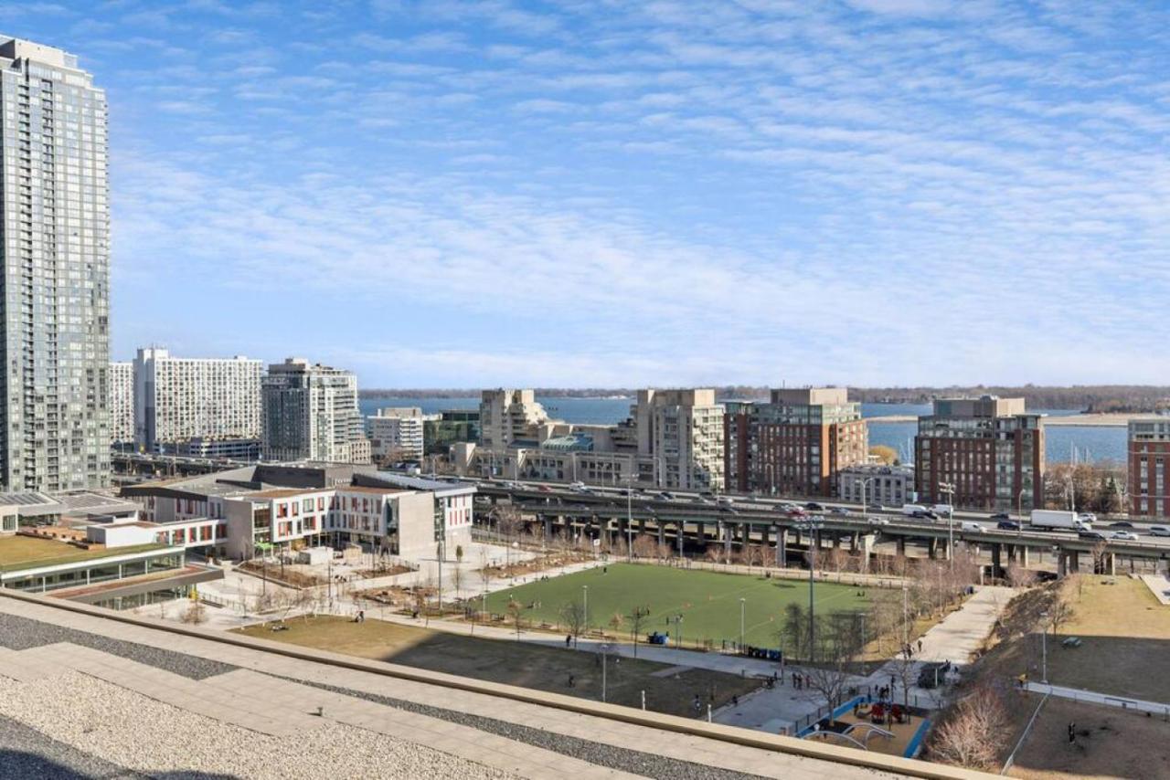 Work From With Parking Wifi And Cn Tower View Holiday home