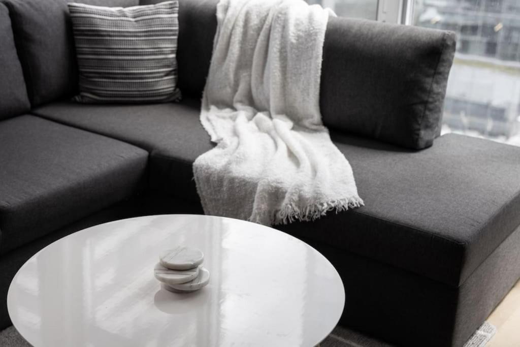 Cozy Downtown 2br Near Cn Tower With Balcony *