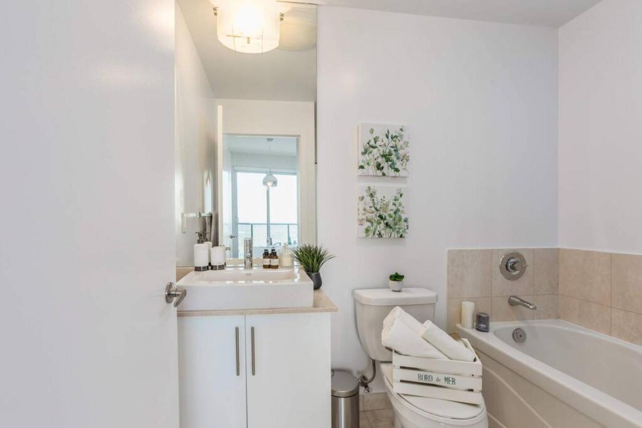 Holiday home Skyline Waterfront 2br 2ba Wparking Near Mtcc *