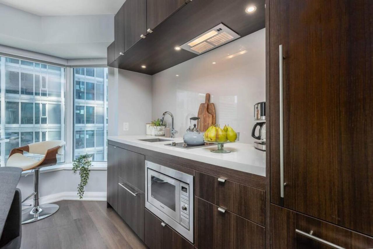 Modern Yorkville 1br 1ba Gym Upscale Area *