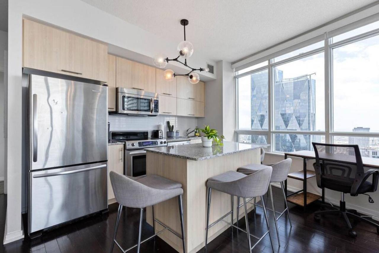 Skyline Waterfront 2br 2ba Wparking Near Mtcc * Toronto