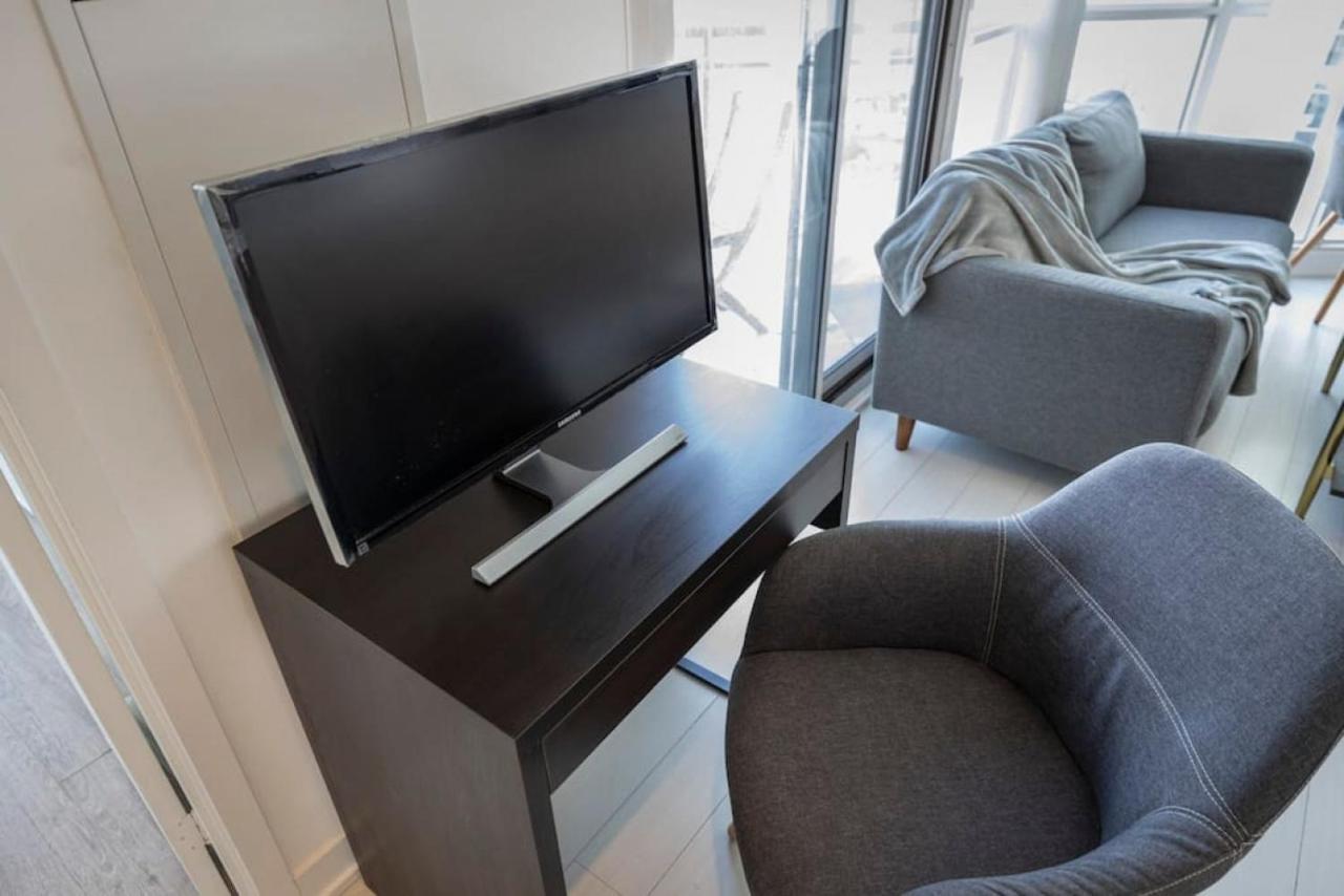 32nd Floor View W Balcony Wfh Set Up Parking Holiday home Toronto
