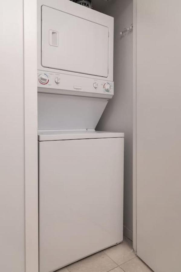 Cozy Downtown 2br Near Cn Tower With Balcony *