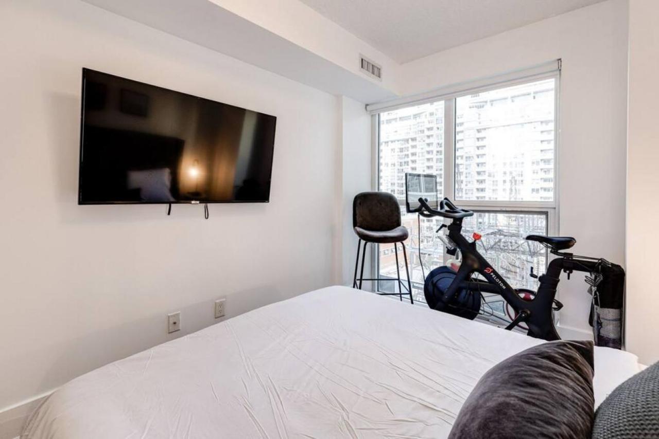 3br Rooftop Pool Gym Steps To Mtcc And Cn Tower With Parking Holiday home