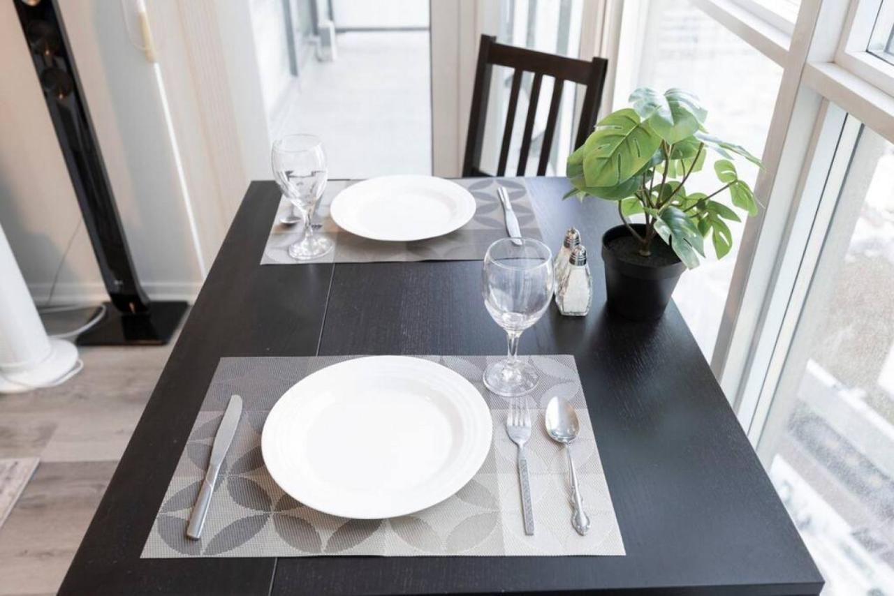 Classy 1br Den W Amazing Skyline View And Wfh Holiday home