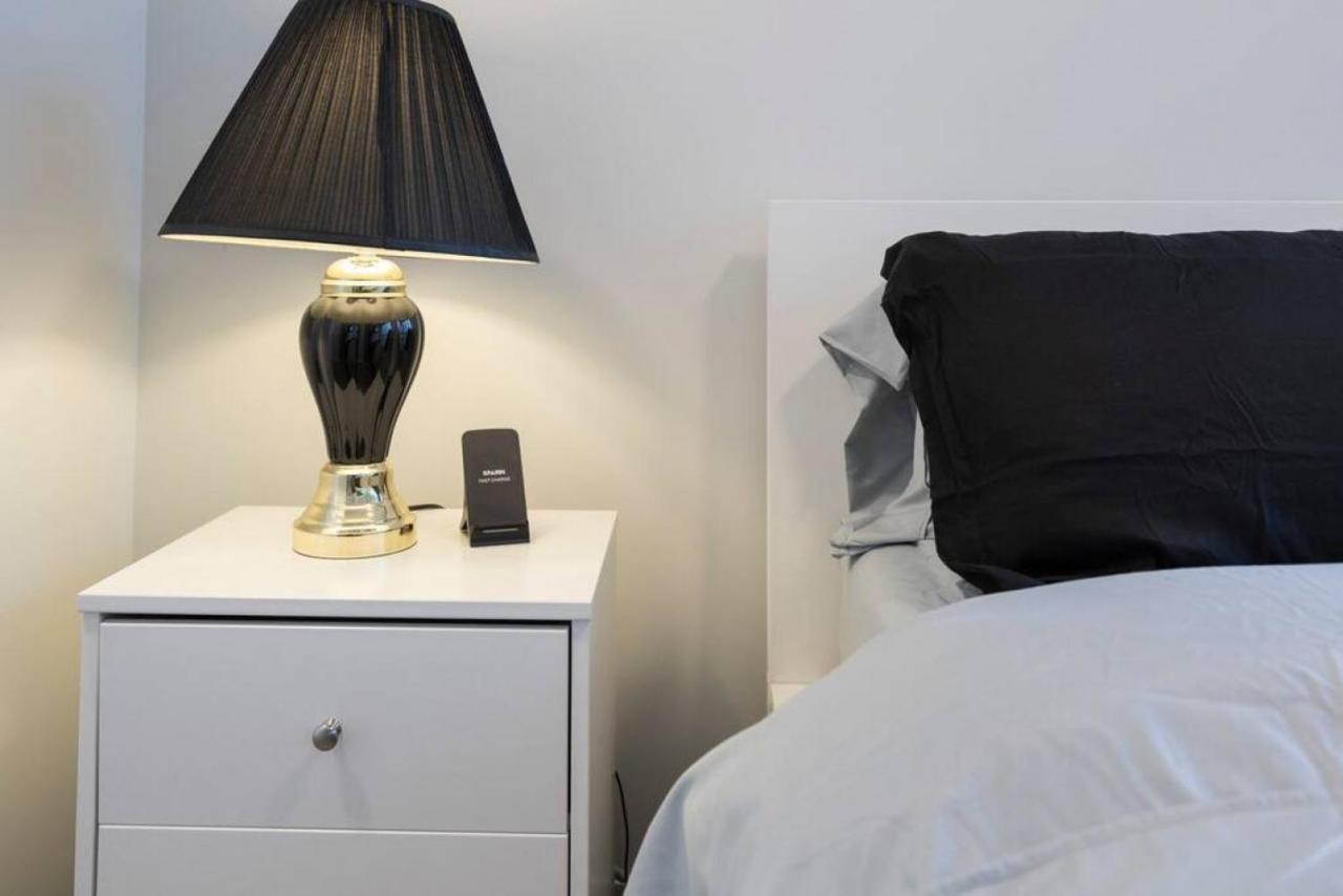 Classy 1br Den W Amazing Skyline View And Wfh * Toronto