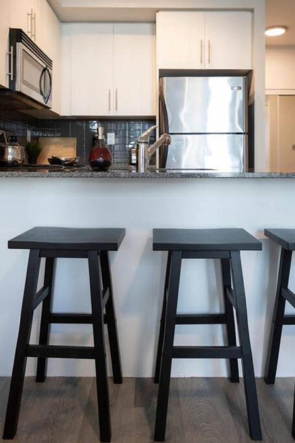 Classy 1br Den W Amazing Skyline View And Wfh Holiday home Toronto