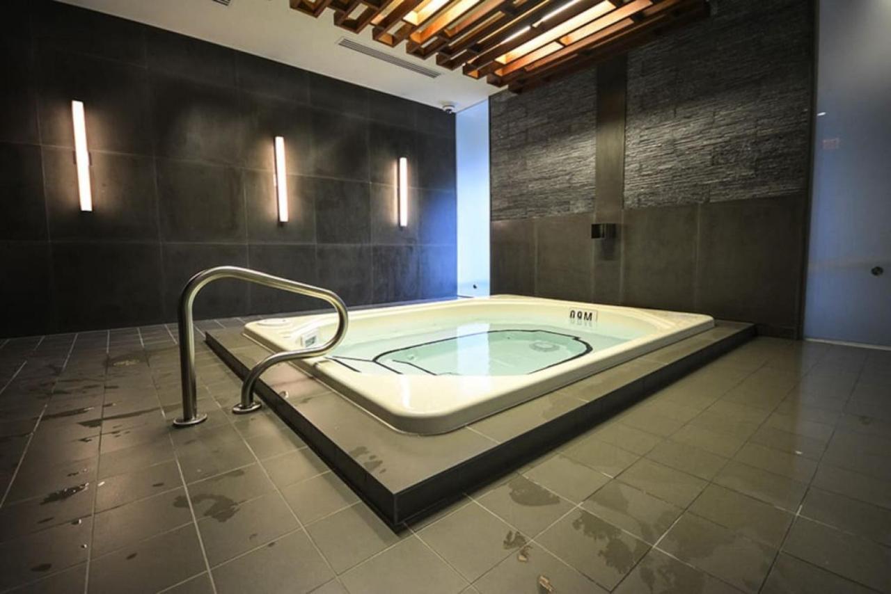 3br Rooftop Pool Gym Steps To Mtcc And Cn Tower With Parking Holiday home *