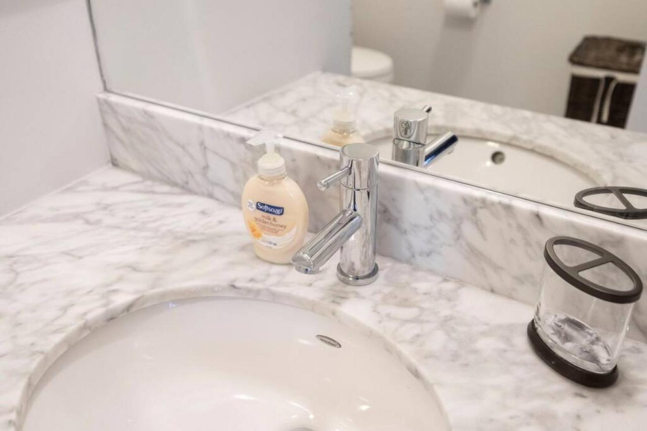Classy 1br Den W Amazing Skyline View And Wfh Holiday home Toronto