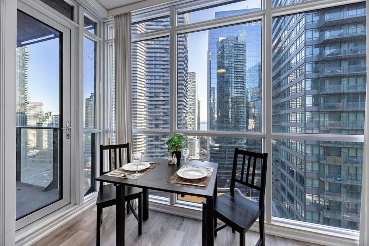 Classy 1br Den W Amazing Skyline View And Wfh Holiday home *
