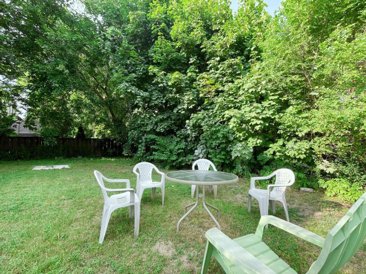 Private In Forest Hill With Full Kitchen And Parking Guest house