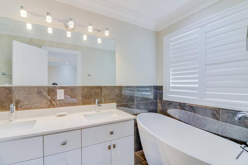 Luxury House, 25 Minutes To Toronto Downtown Holiday home Toronto