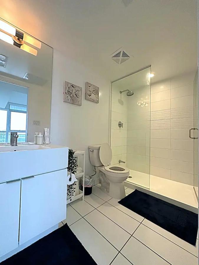 Modern 2bd + 2 Bath By Cn Tower With Free Parking. Apartment *