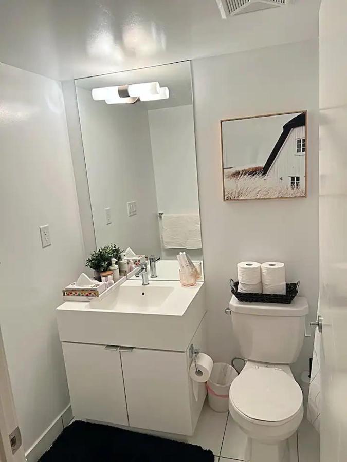 Modern 2bd + 2 Bath By Cn Tower With Free Parking. Apartment