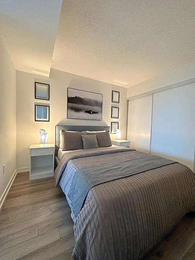 Modern 2bd + 2 Bath By Cn Tower With Free Parking. *