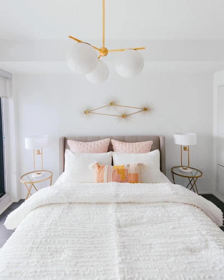 A Cozy In Heart Of Downtown Apartment Toronto