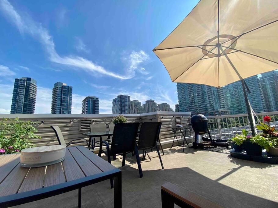 King West Private Rooftop Retreat *