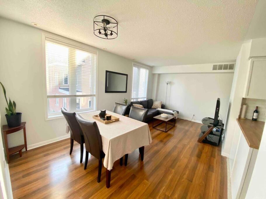 Apartment King West Private Rooftop Retreat *