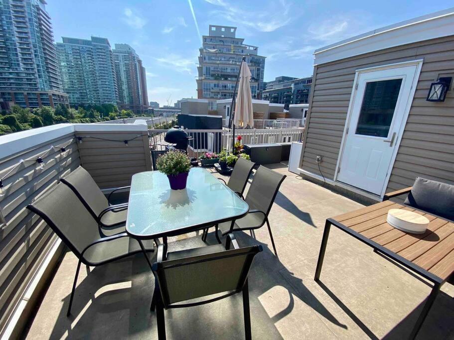 King West Private Rooftop Retreat * Toronto