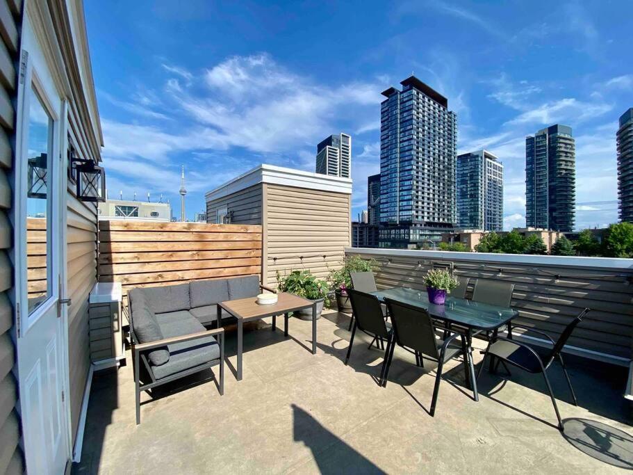 King West Private Rooftop Retreat * Toronto
