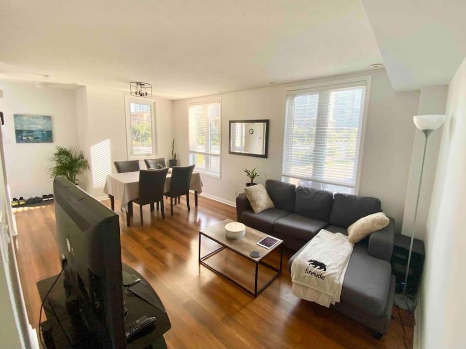 King West Private Rooftop Retreat * Toronto