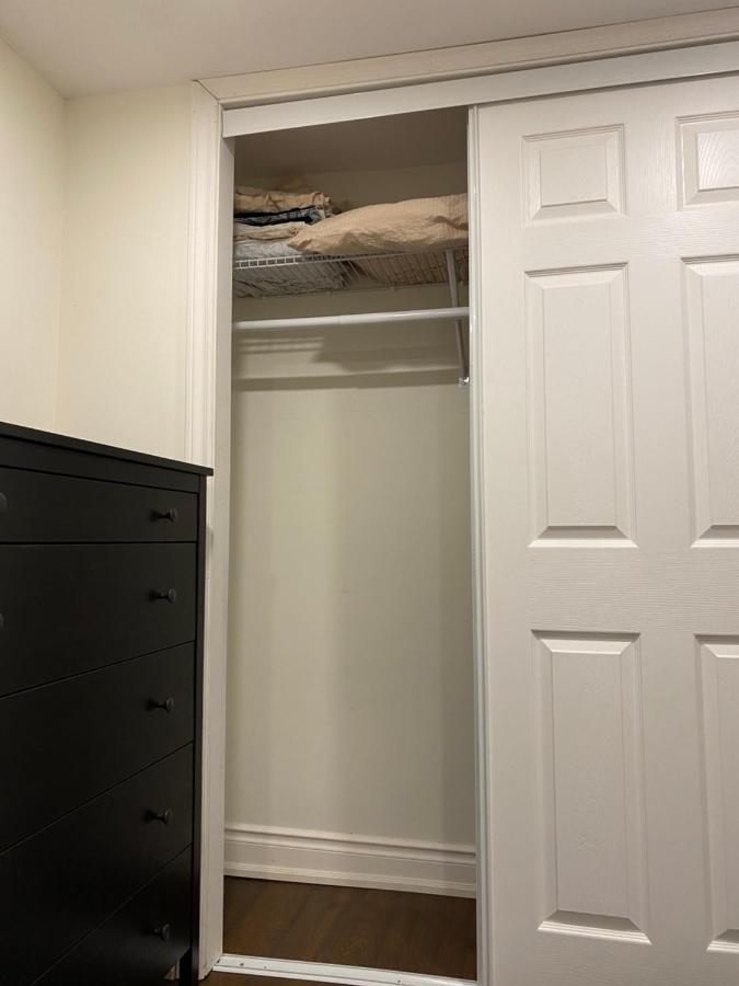 Beautiful Lower Level 2 Bedroom Aprt Apartment *