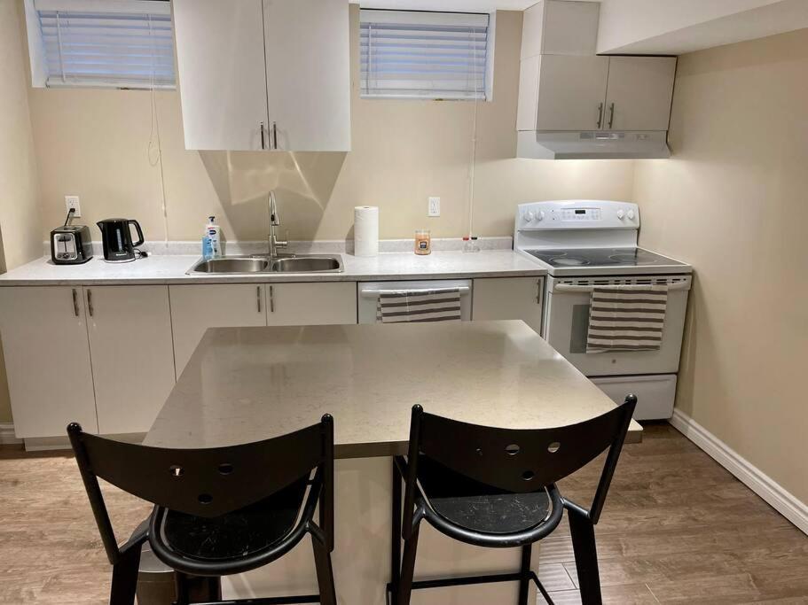 Charming 2-bdr Apt, Private Entrance, Self Check-in Apartment *
