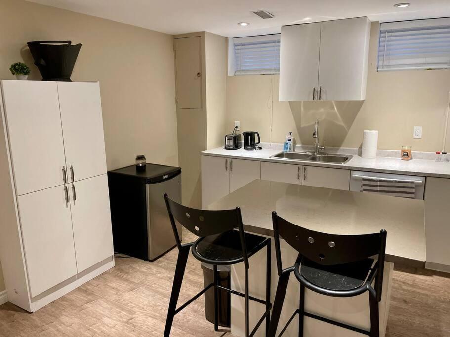 Charming 2-bdr Apt, Private Entrance, Self Check-in Toronto