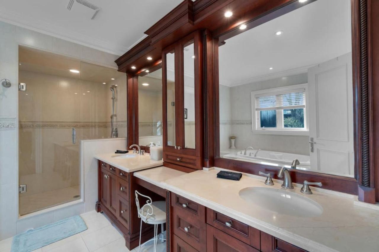 Holiday home Luxury 4br - Pool Table - 10 Min To Yorkdale Mall