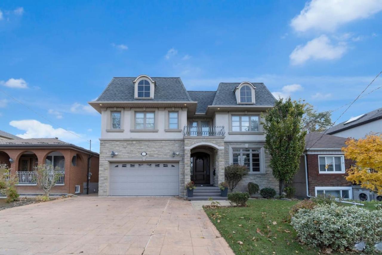 Luxury 4br - Pool Table - 10 Min To Yorkdale Mall Holiday home Toronto