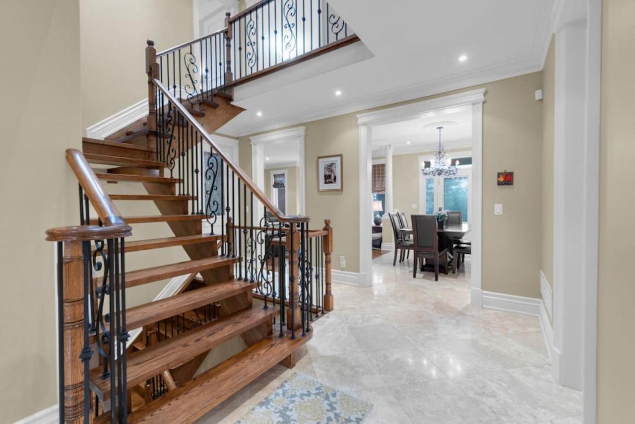 Luxury 4br - Pool Table - 10 Min To Yorkdale Mall Holiday home