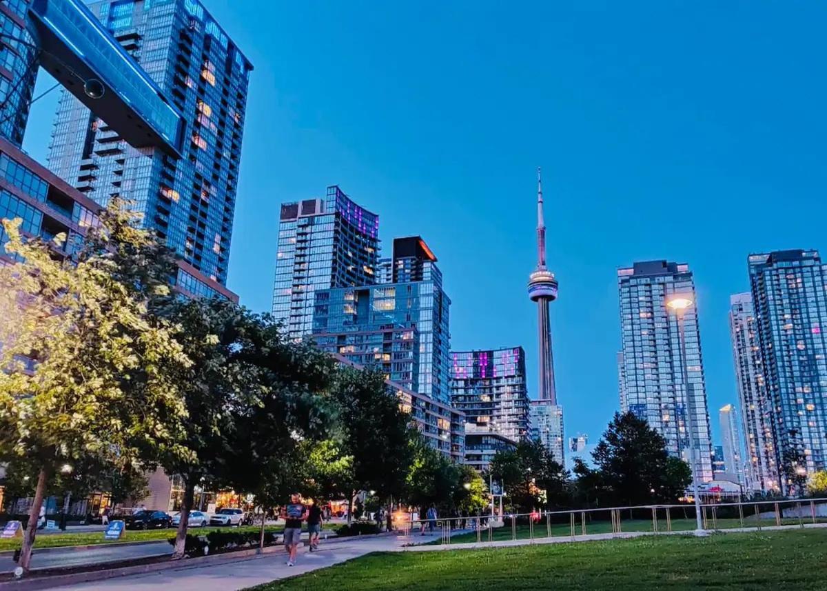 Upscale One Bedroom And Den With Parking *