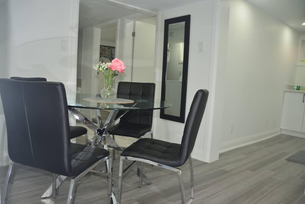Apartment Entire Basement - 5 Guests 2 Bedrooms 3 Beds *