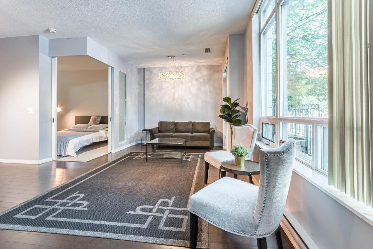 Spacious Lakefront Condo+parking+pool+gym+patio