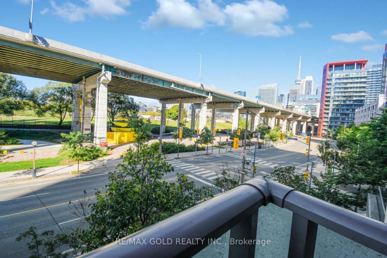 Cn Tower View With Free Parking, Pool, & Gym By Trains And Buses Apartment
