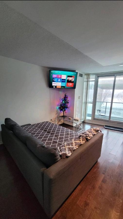 Cn Tower View With Free Parking, Pool, & Gym By Trains And Buses Apartment *