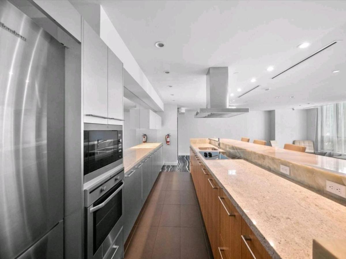 Cn Tower View With Free Parking, Pool, & Gym By Trains And Buses Apartment