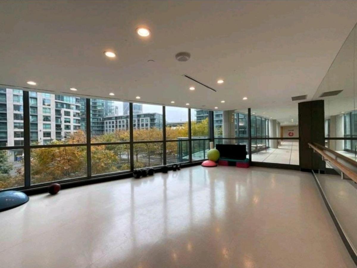 Apartment Cn Tower View With Free Parking, Pool, & Gym By Trains And Buses *
