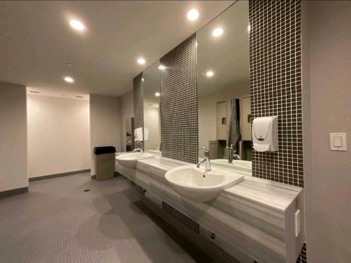 Cn Tower View With Free Parking, Pool, & Gym By Trains And Buses * Toronto