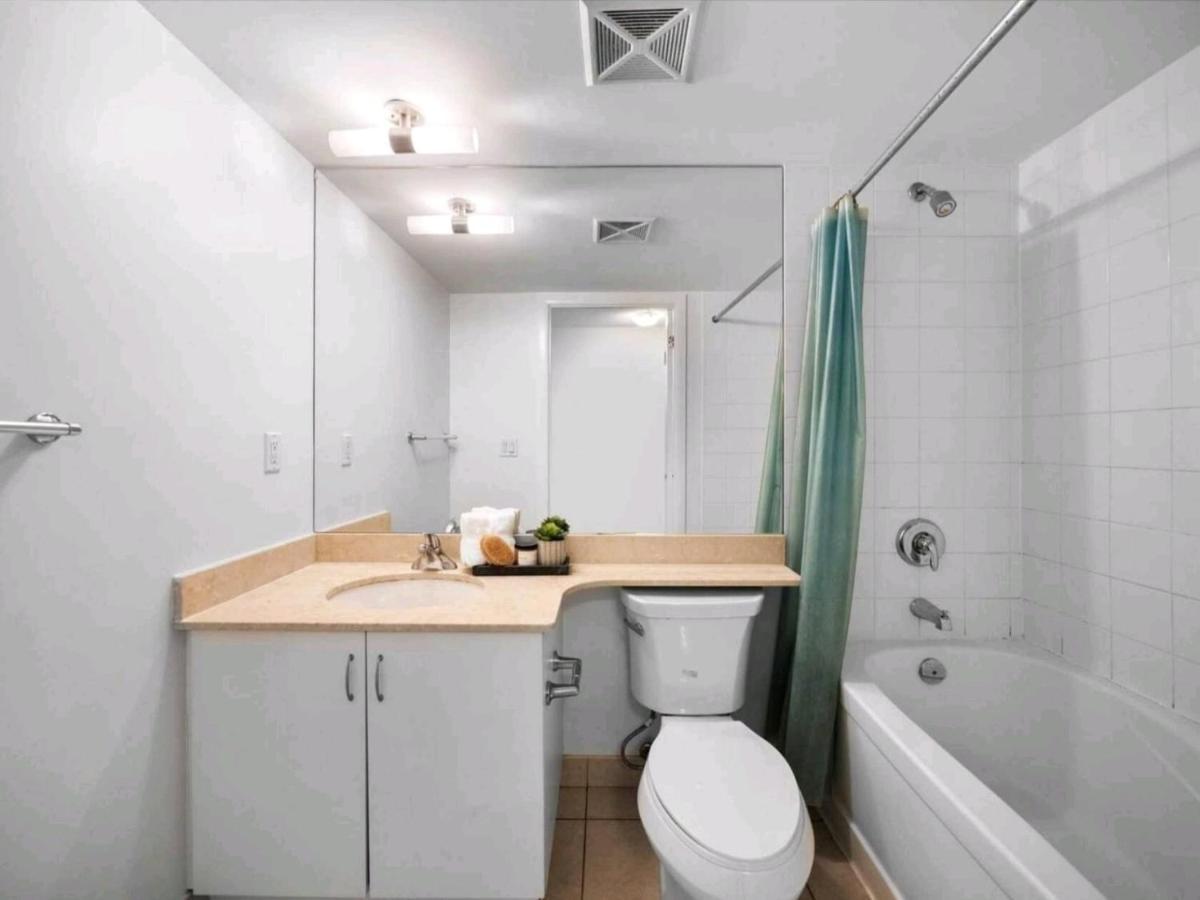 Cn Tower View With Free Parking, Pool, & Gym By Trains And Buses Apartment *