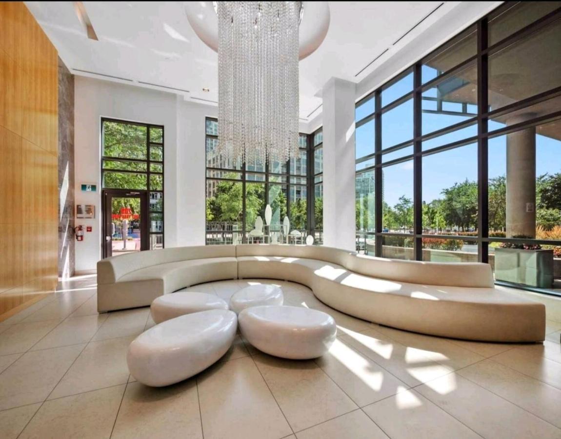 Apartment Cn Tower View With Free Parking, Pool, & Gym By Trains And Buses Toronto