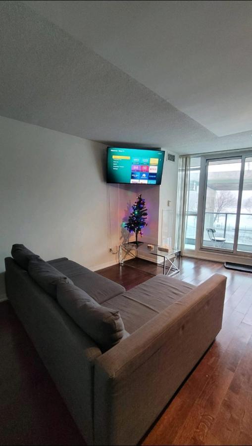 Cn Tower View With Free Parking, Pool, & Gym By Trains And Buses * Toronto