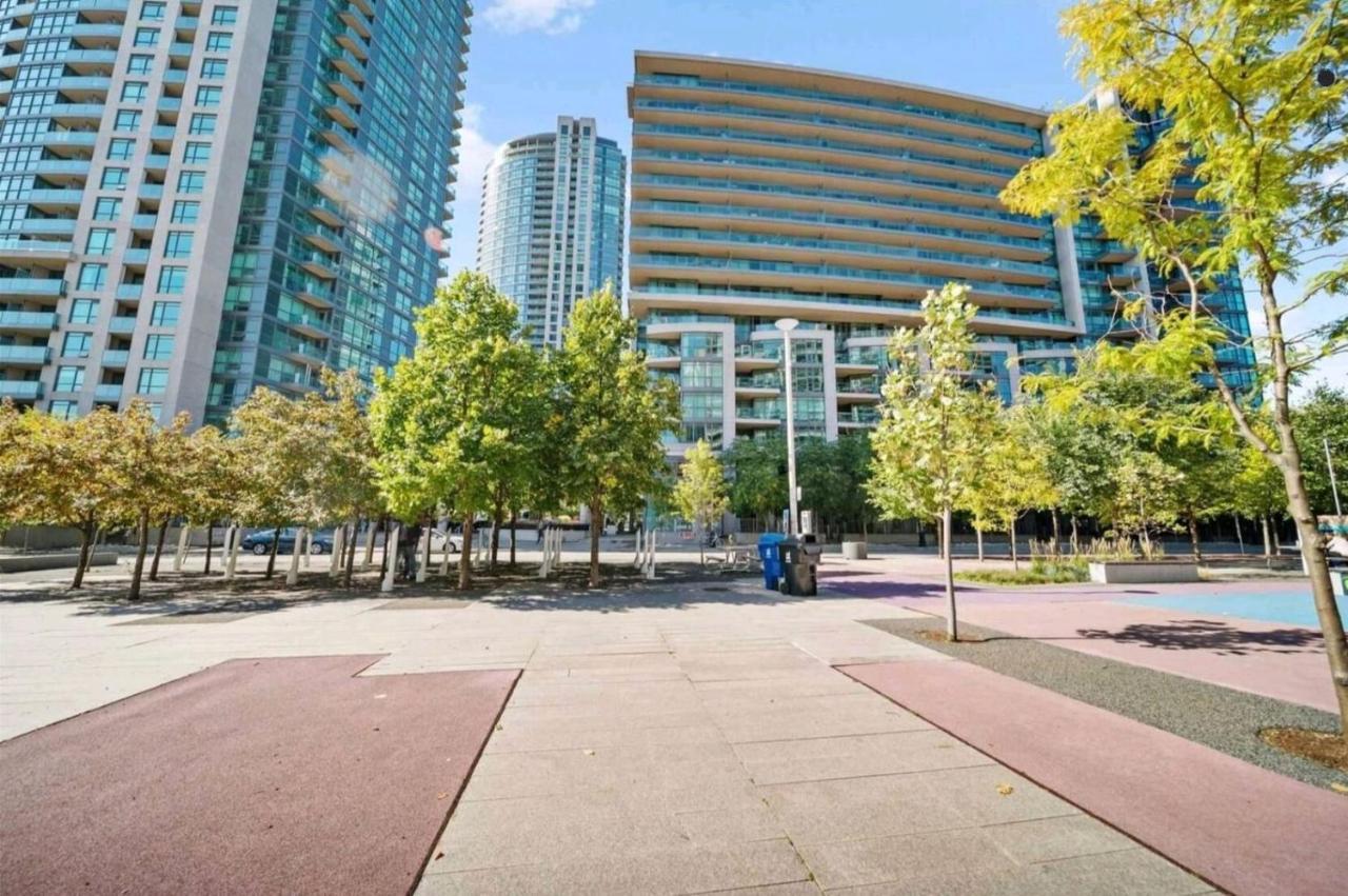 Apartment Cn Tower View With Free Parking, Pool, & Gym By Trains And Buses Toronto